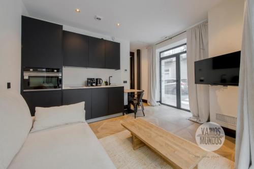 a living room with a couch and a table at Magia Madrileña para 4 en Calle del Aguila E3 in Madrid