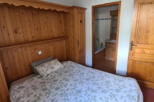 - une petite chambre avec un lit et une salle de bains dans l'établissement Appartement 4 ou 5 pers ambiance montagne, à Oz