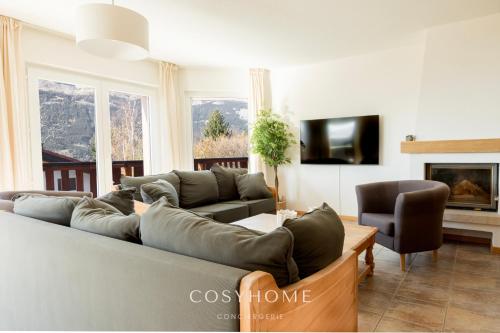 TV a/nebo společenská místnost v ubytování Chalet des Alpes - Sunset View - Crans-Montana By CosyHome