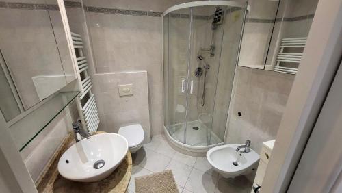 une salle de bain avec un lavabo, des toilettes et une douche dans l'établissement L OLIVIER, à Antibes