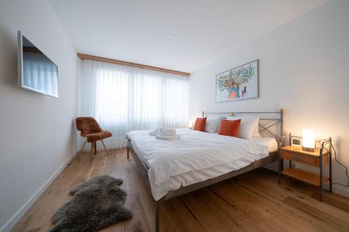 Postel nebo postele na pokoji v ubytování Galerie Obersee 3E - Top Lage - by Arosa Stay