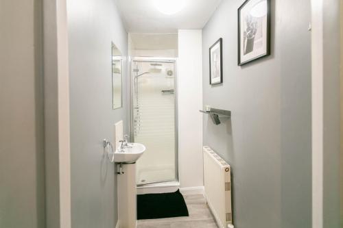 Koupelna v ubytování 3 Bed, 2 Bath Apt, City Centre, Parking