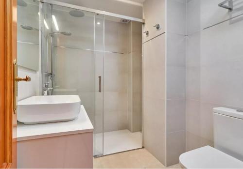 ein Badezimmer mit Dusche, Waschbecken und Toilette in der Unterkunft Apartamento Alcazar in Almuñécar