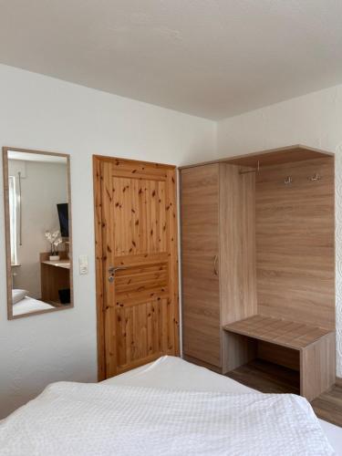 Ein Bett oder Betten in einem Zimmer der Unterkunft Wiehenkrug