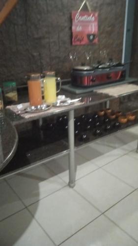 a counter in a kitchen with two drinks on it at Pousada Chale Pico da Bandeira in Alto Caparao