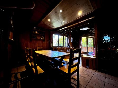 une salle à manger avec une table et des chaises en bois dans l'établissement Le Petit Liseron, à Morzine