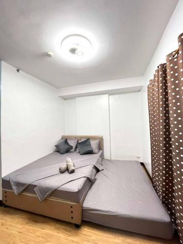 Ένα ή περισσότερα κρεβάτια σε δωμάτιο στο Cozy Studio Condo in CDO City