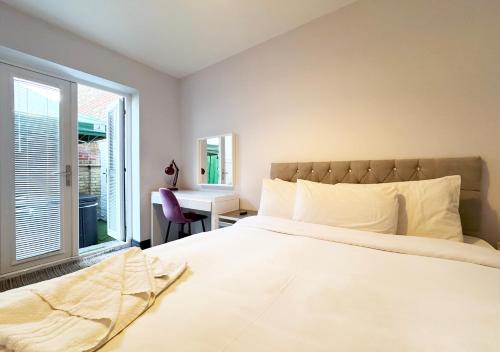 Postel nebo postele na pokoji v ubytování The Garden Apt Hot Tub - Westbrook Bay Beach - By Goldex Coastal Breaks