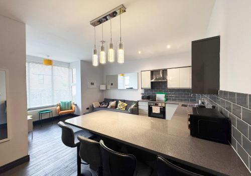 Kuchyň nebo kuchyňský kout v ubytování The Garden Apt Hot Tub - Westbrook Bay Beach - By Goldex Coastal Breaks