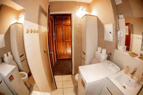 a small bathroom with a toilet and a sink at Apartament 3 SYPIALNIE, 3 BEDROOMS - Klimatyzacja - in Wrocław
