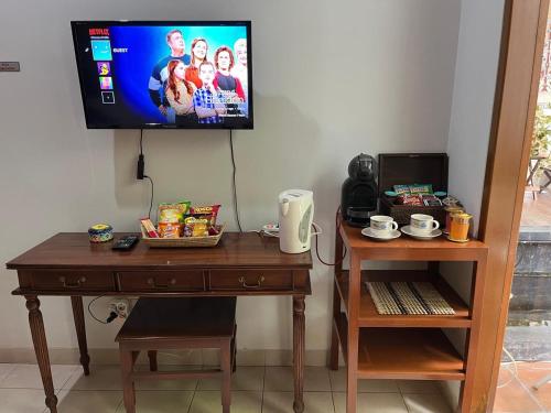 バンドンにあるRaben Houseのデスクの上にテレビが備わります。