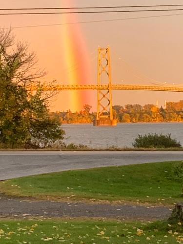 un arco iris sobre un puente con un arco iris en Bridgewaters Inn, en Johnstown