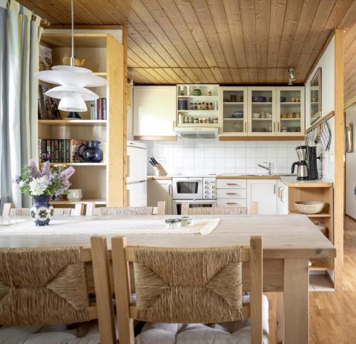Η κουζίνα ή μικρή κουζίνα στο Holiday home Österlen