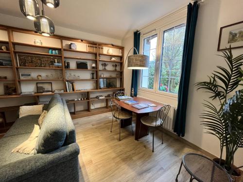 un salon avec un canapé et une table dans l'établissement Six hetres, à Varengeville-sur-Mer