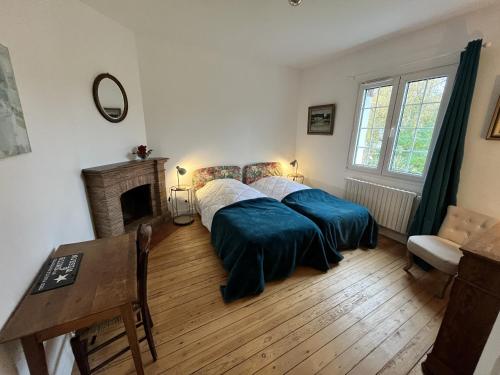 - une chambre avec 2 lits, un bureau et une cheminée dans l'établissement Six hetres, à Varengeville-sur-Mer