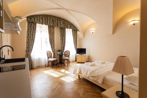 Postel nebo postele na pokoji v ubytování Residence Thunovska