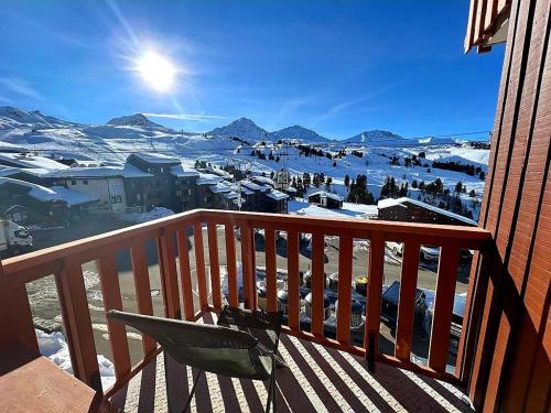 d'un balcon avec vue sur les montagnes enneigées. dans l'établissement L'Edelweiss, 2050m La Plagne, F2 Haut de gamme, à La Plagne Tarentaise