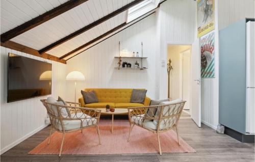 ein Wohnzimmer mit einem gelben Sofa und 2 Stühlen in der Unterkunft Awesome Home In Oksbøl With Wifi in Oksbøl