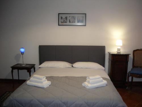 a bedroom with a bed with two towels on it at Chez moi in Colleverde