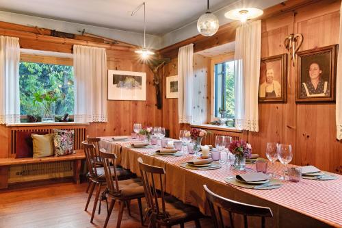 a large dining room with a long table and chairs at Alter Fausthof in Fie allo Sciliar