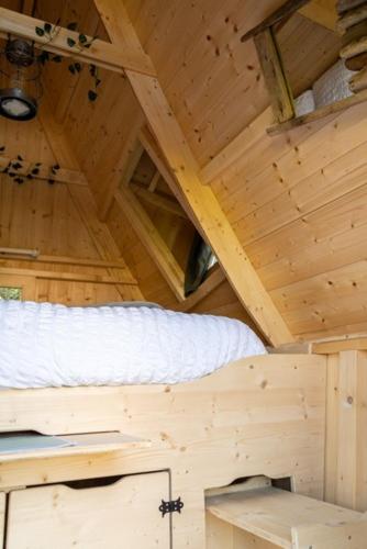 Cette cabane en bois dispose d'un lit dans les combles. dans l'établissement LES INSOLITES DE SOPHIE, à Boisgervilly