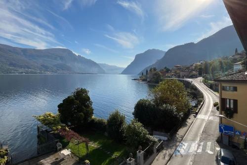 a view of a lake with mountains in the background at Gio House - Affitti Brevi Italia in Onno