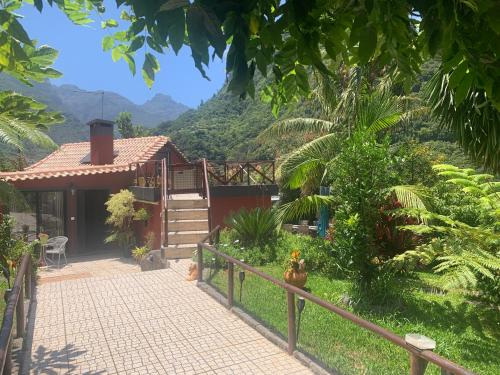 a house with a fence and a walkway leading to it at maderedocevida in Boaventura