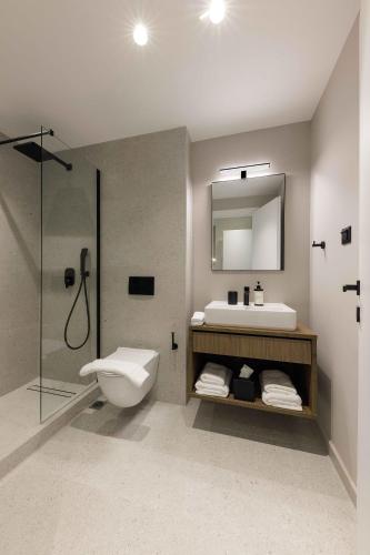 ein Badezimmer mit Toilette, Waschbecken und Dusche in der Unterkunft master Plaka in Athen