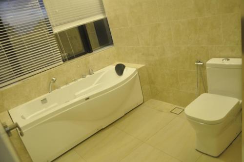 Un baño de Geobay Hotel