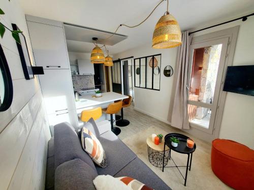 un salon avec un canapé et une table dans l'établissement L'Igloo, 2050m La Plagne, F2 Haut de gamme, à La Plagne Tarentaise