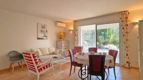 un salon avec une table et un canapé dans l'établissement Val Oréa 3, à Sainte-Maxime
