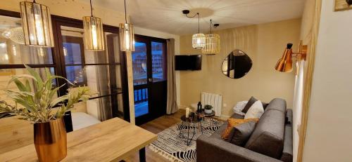 un salon avec un canapé et une table dans l'établissement La Cabane - Plagne Village, F2 Ski aux pieds, à La Plagne Tarentaise
