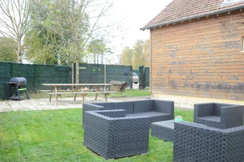 a backyard with a picnic table and a bench at LA BELLE ETOILE in Auneau