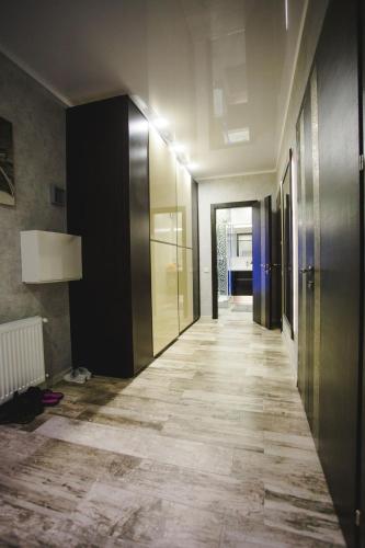 a hallway of a room with a hallwayngth at Top Point Chisinau Apartment in Chişinău