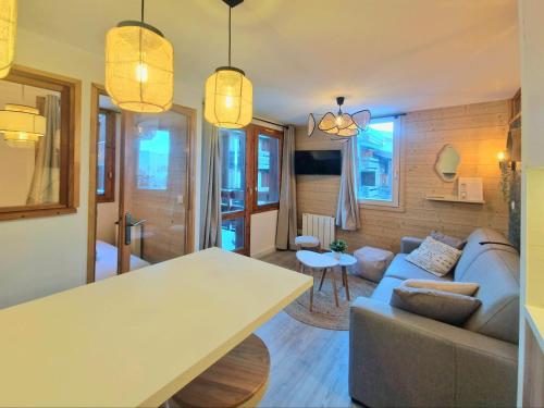 un salon avec un canapé et une table dans l'établissement Le Nuage - 2050 Belle Plagne, F2 Ski aux pieds, à La Plagne Tarentaise