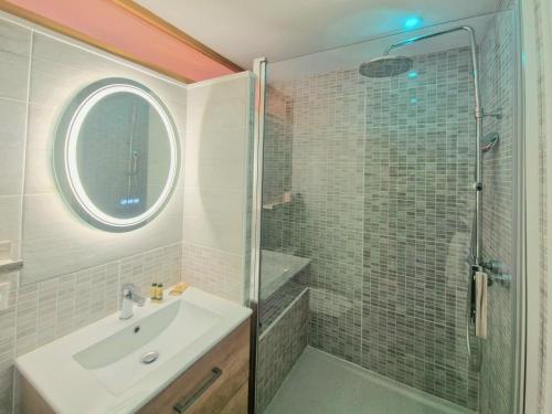 La Plagne TarentaiseにあるLe Nuage - 2050 Belle Plagne, F2 Ski aux piedsの洗面台とガラスのシャワーを備えたバスルーム