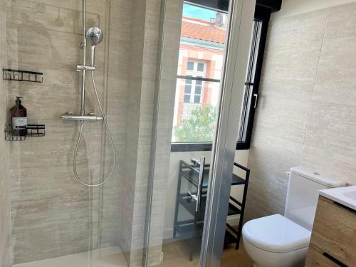 une salle de bain avec douche, toilettes et fenêtre dans l'établissement Costa Del Sol - Charmant appt pour 2 avec terrasse, à Toulouse