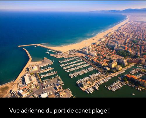 an aerial view of a city and the ocean at Appartement cosy Le Phoebus in Canet-en-Roussillon