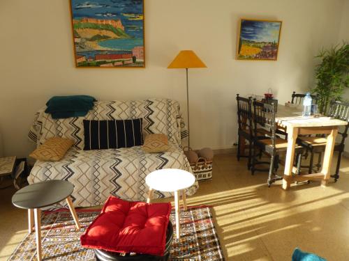 un salon avec un canapé et une table dans l'établissement Blue note, à Cassis