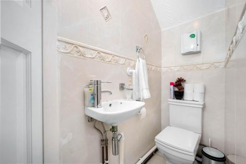 6 bedroom Home in Solihull - Near NEC, JLR, HS2 and BHX photo 24