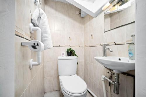 6 bedroom Home in Solihull - Near NEC, JLR, HS2 and BHX photo 16