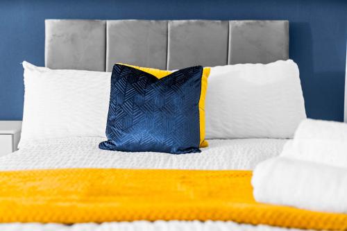 Ένα ή περισσότερα κρεβάτια σε δωμάτιο στο Modern 18 Guest Large Home in Solihull - Near NEC, JLR, HS2 and BHX