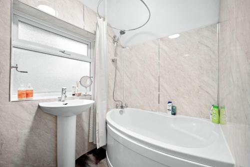 6 bedroom Home in Solihull - Near NEC, JLR, HS2 and BHX photo 36