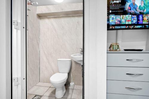 6 bedroom Home in Solihull - Near NEC, JLR, HS2 and BHX photo 53