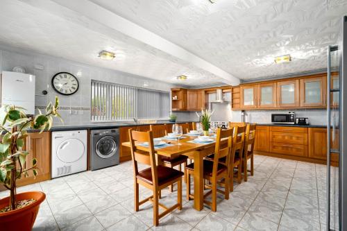 6 bedroom Home in Solihull - Near NEC, JLR, HS2 and BHX photo 38