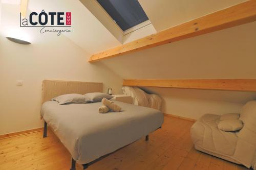 マルティーグにあるVilla Tamarisのテディベアのベッドがある寝室