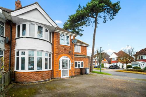 6 bedroom Home in Solihull - Near NEC, JLR, HS2 and BHX photo 49