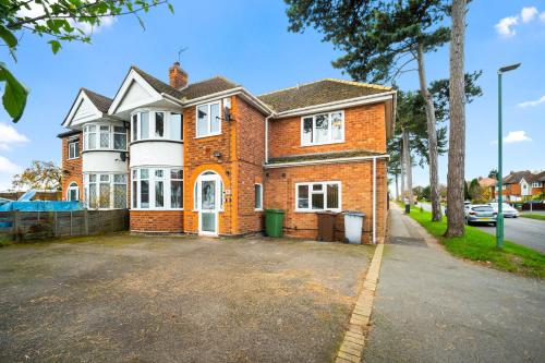 6 bedroom Home in Solihull - Near NEC, JLR, HS2 and BHX photo 48