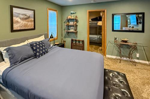 ein Schlafzimmer mit einem großen Bett in einem Zimmer in der Unterkunft Tyee Legacy in Tyee Beach