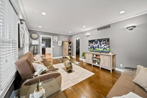 Ruang duduk di Stylish Luxurious 3BD Home in the Heart of Downtown Birmingham